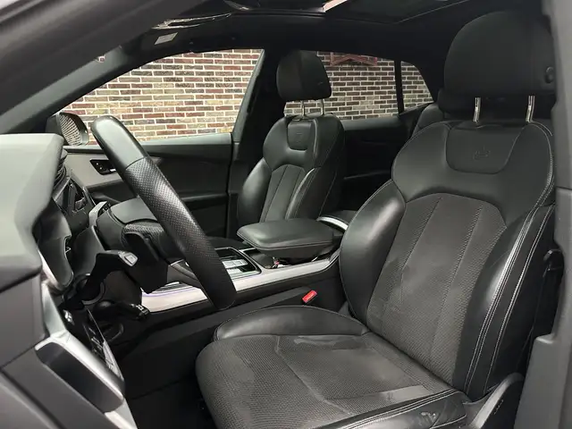 Audi Q8 view 14