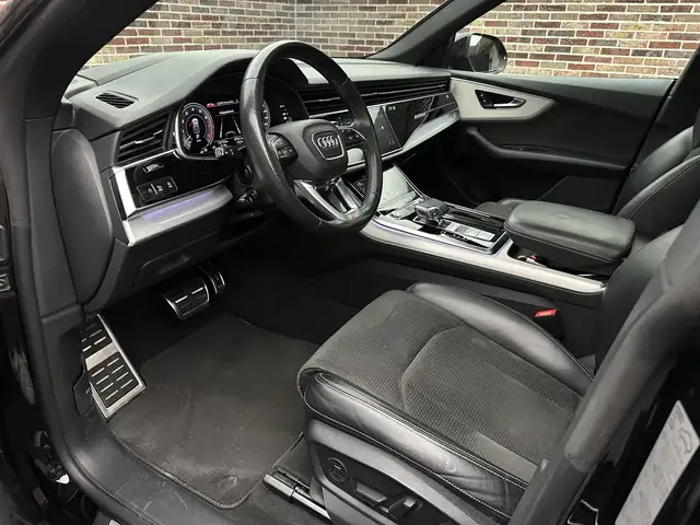 Audi Q8 view 3