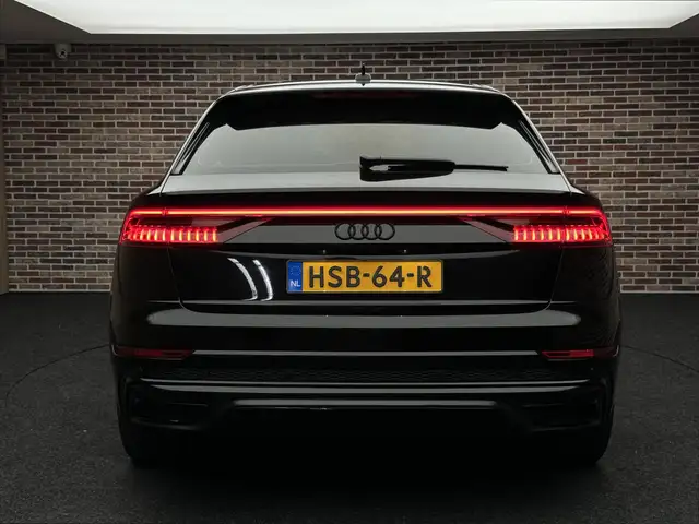 Audi Q8 view 7