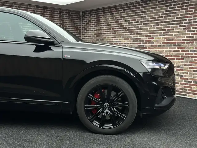 Audi Q8 view 8