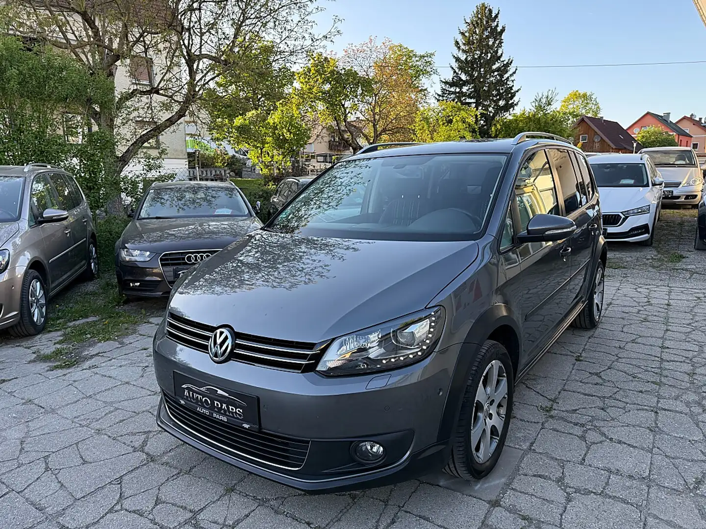 Volkswagen Touran CrossTouran 2,0 TDI DSG-XENON-PARKPILOT-RÜCKFAH... Grau - 1