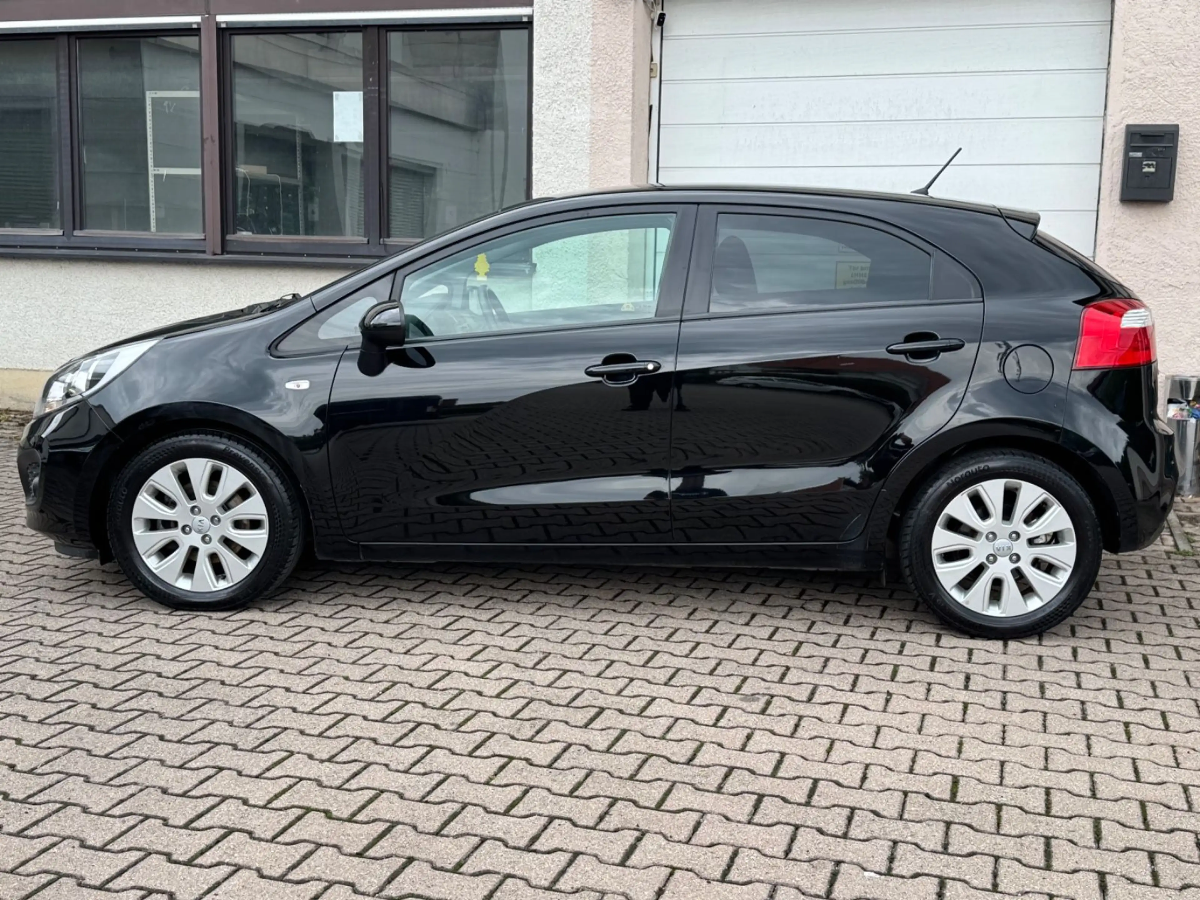Kia Rio FIFA World Cup Edition LHZ PDC SHZ 1. HAND — photo 3