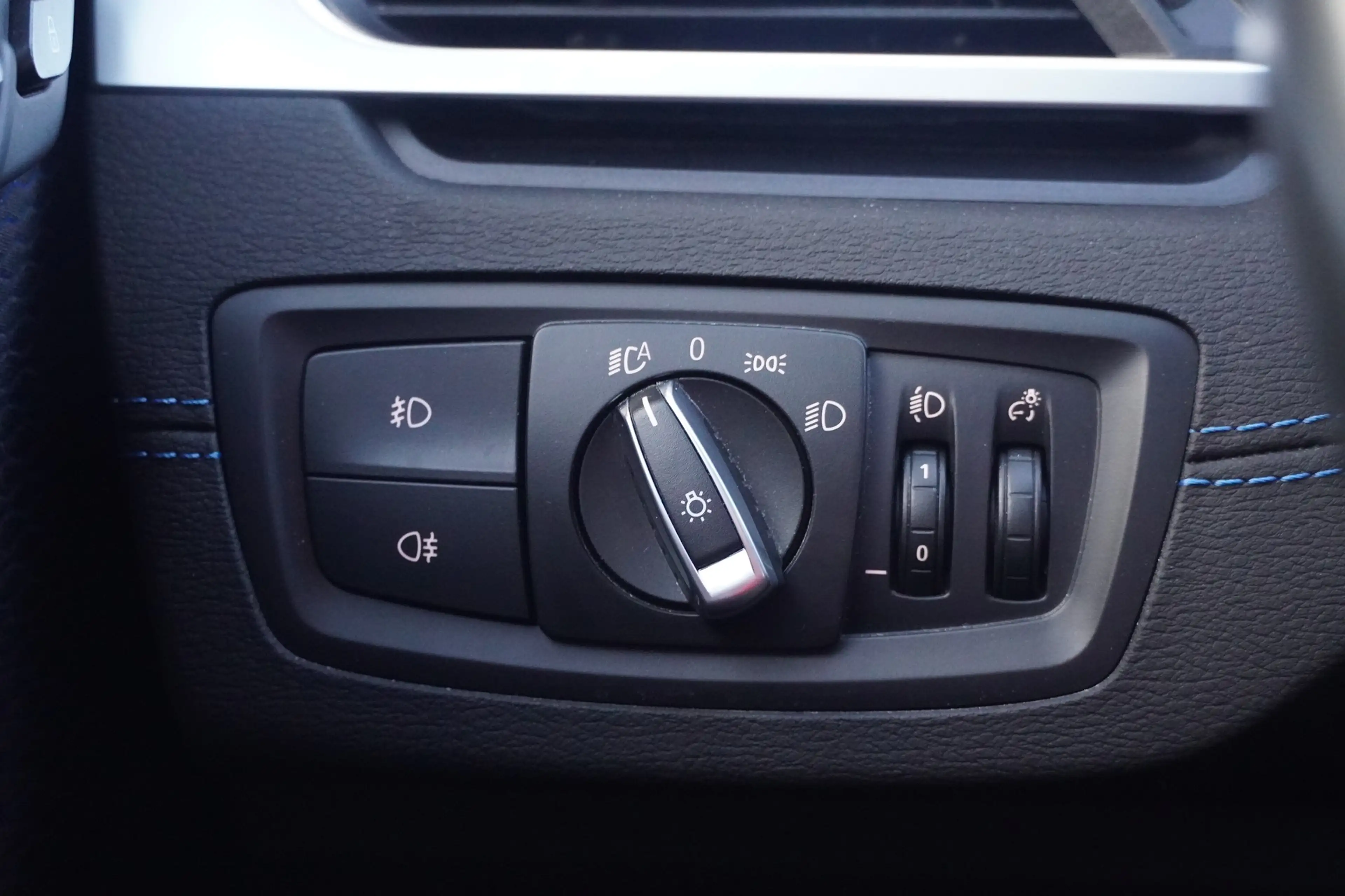 BMW X1 xDrive 20 d LED Navi Tempomat Sitzheizung PDC — photo 13