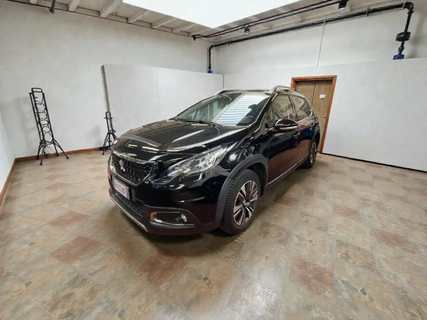 Peugeot 2008 PureTech 82 Active Schwarz - 2