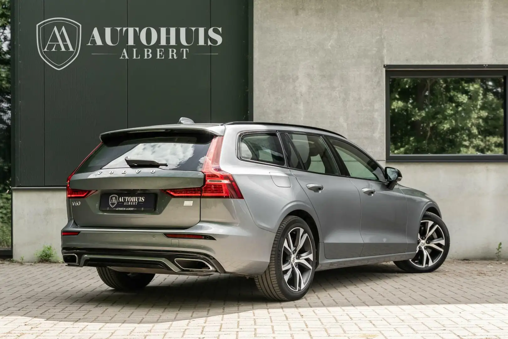 Volvo V60 2.0 T6 AWD Recharge R-Design Pano ACC H&K Memory Grijs - 2