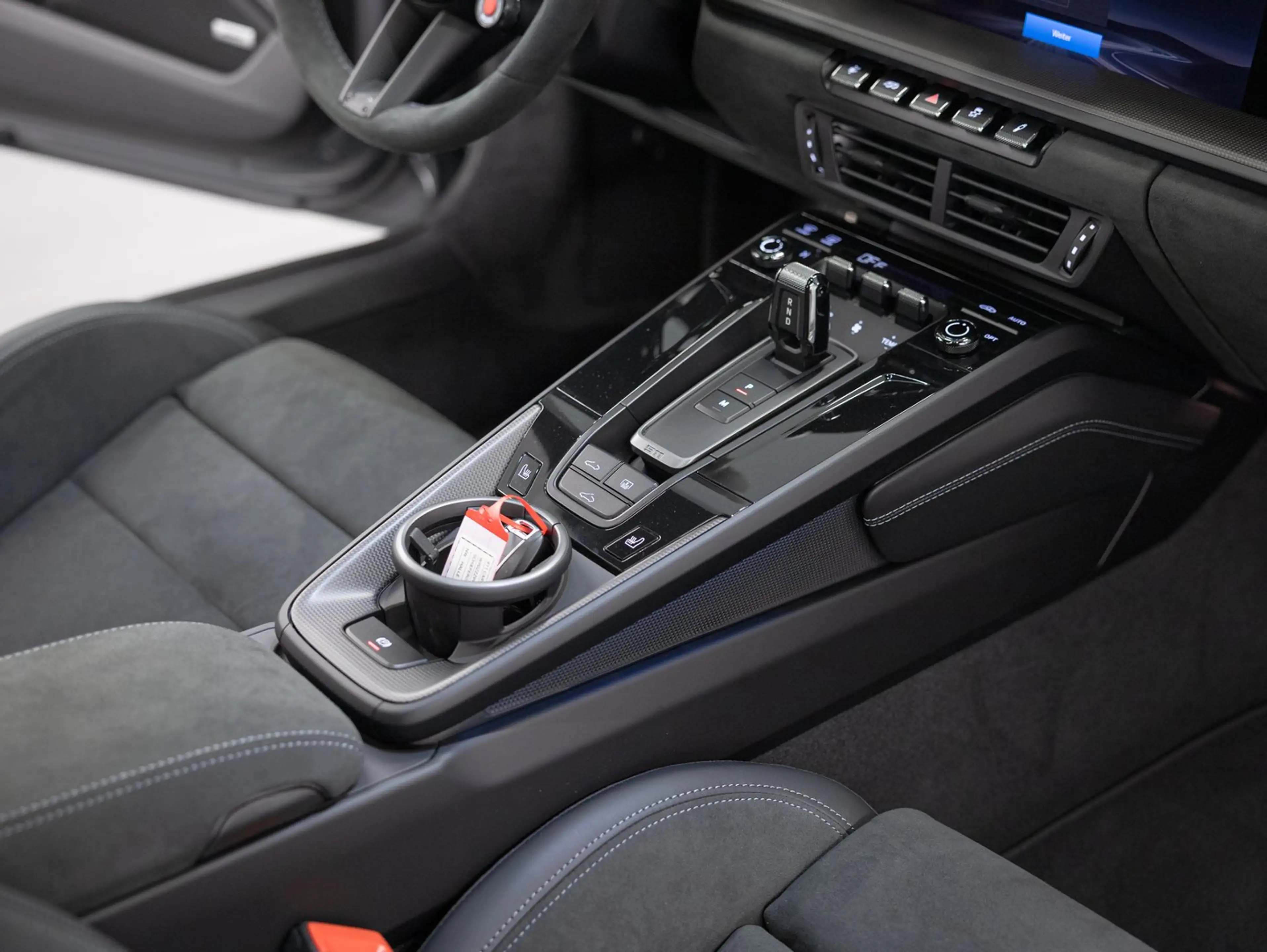 Porsche 911 Carrera 4 GTS — photo 11