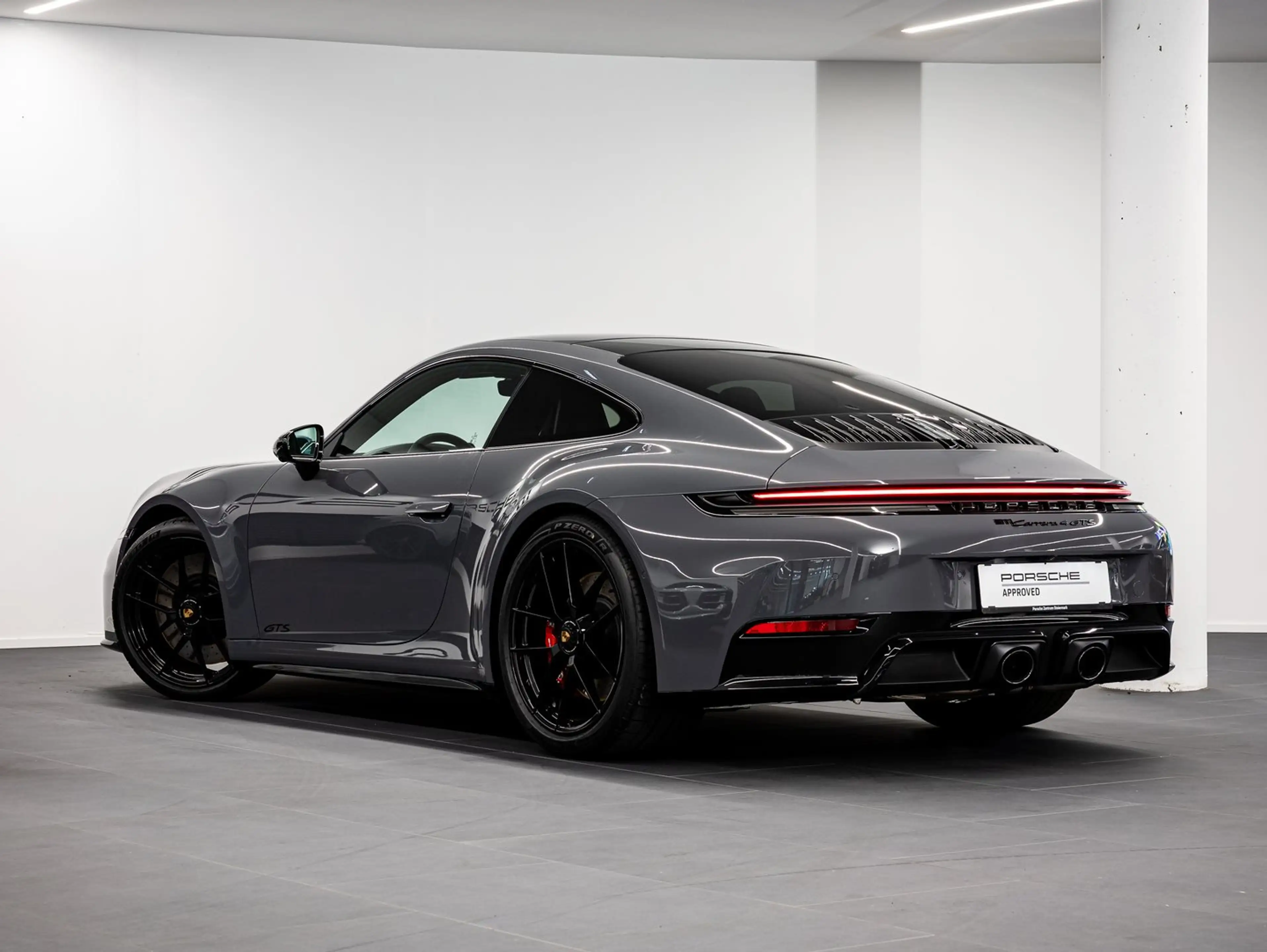 Porsche 911 Carrera 4 GTS — photo 4