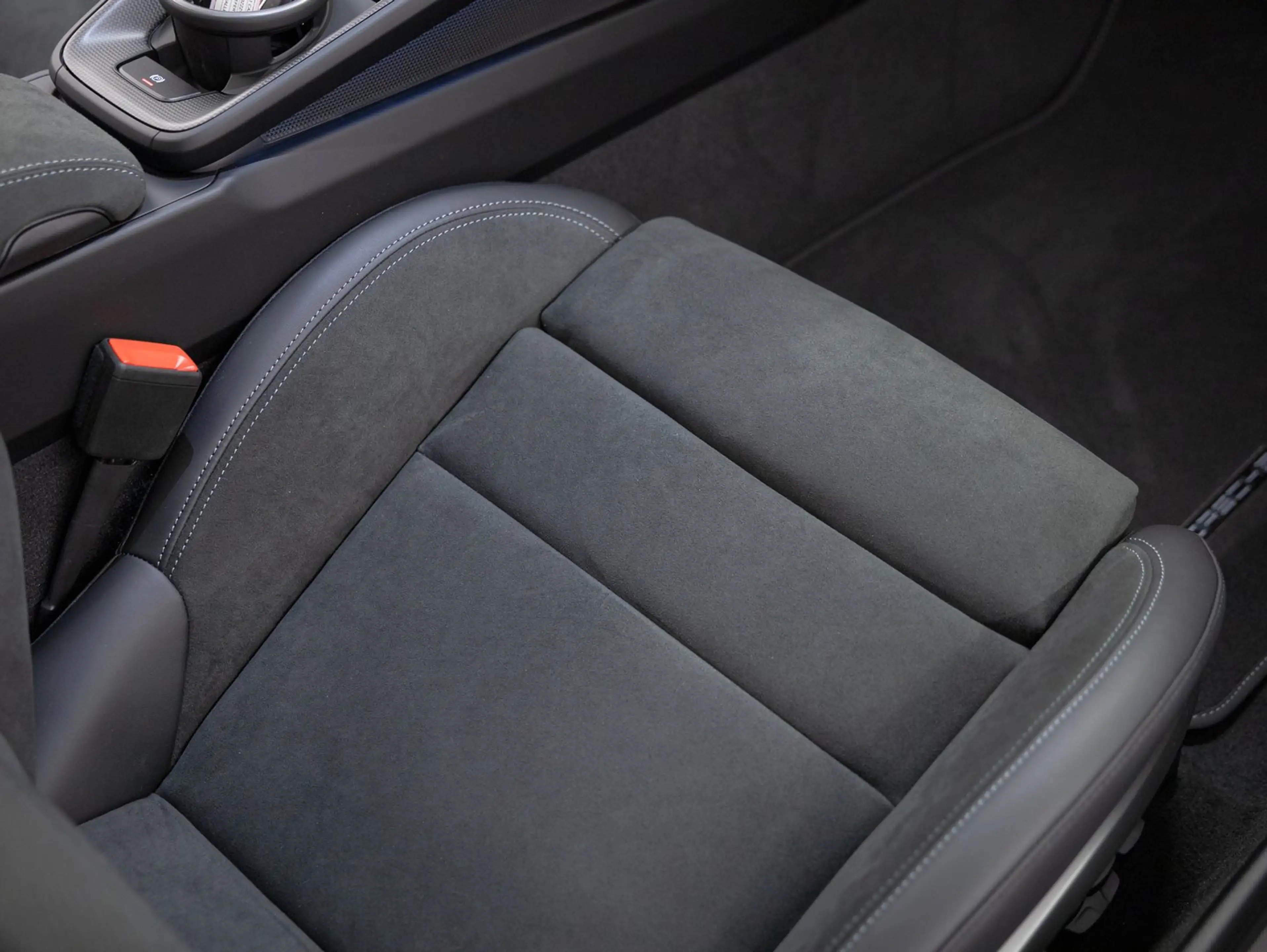 Porsche 911 Carrera 4 GTS — photo 13