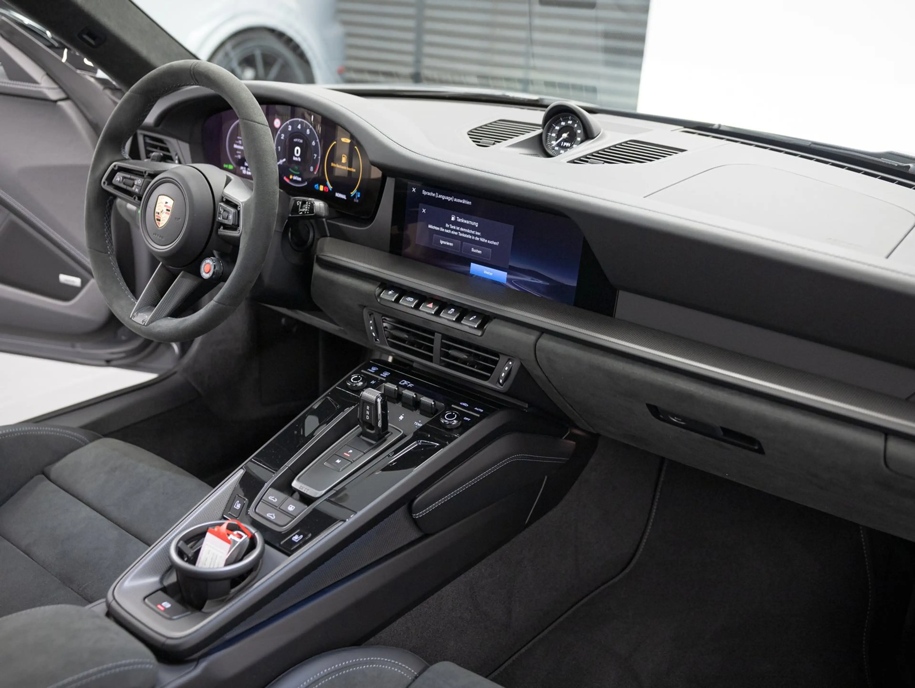 Porsche 911 Carrera 4 GTS — photo 10