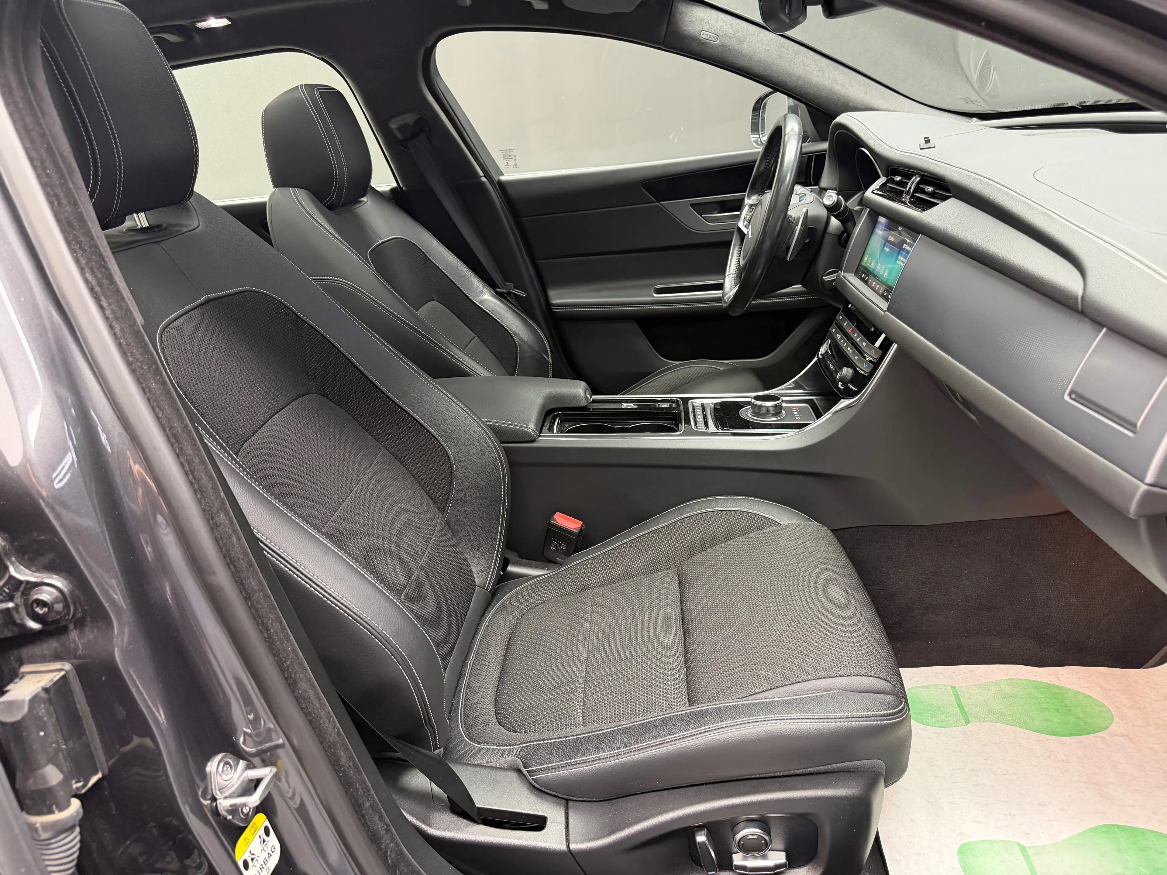 Jaguar XF Sportbrake 2.0 D AWD R-Sport * 1ER PROP * — photo 9