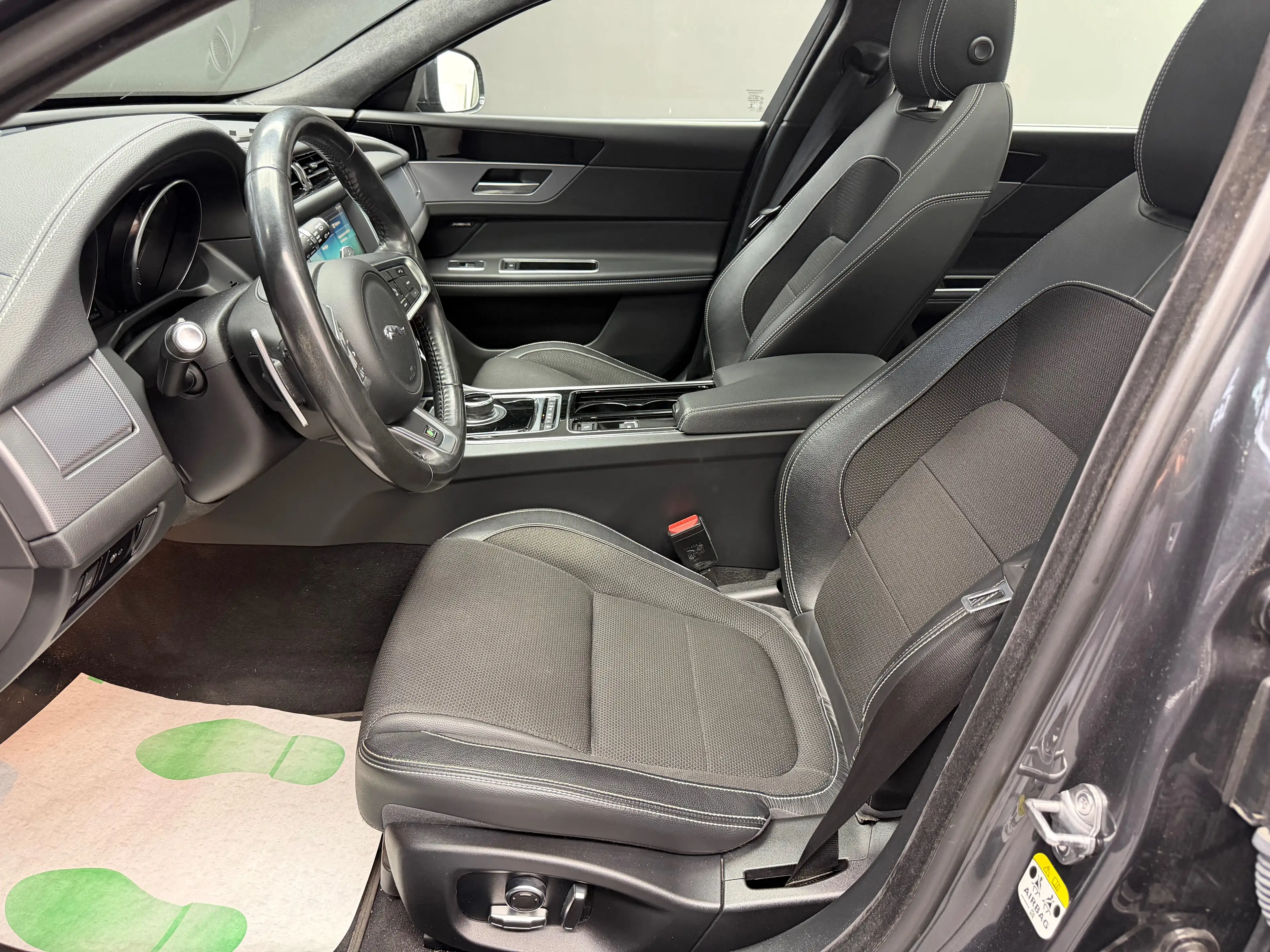 Jaguar XF Sportbrake 2.0 D AWD R-Sport * 1ER PROP * — photo 8
