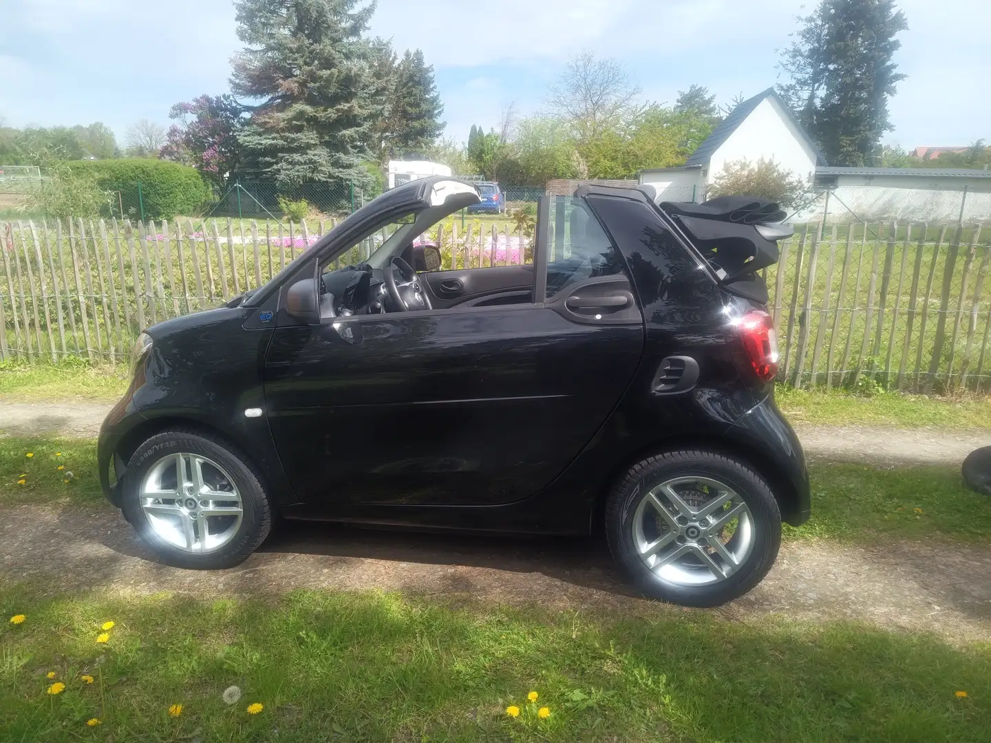 smart forTwo Elektro smart fortwo cabrio EQ Schwarz - 1