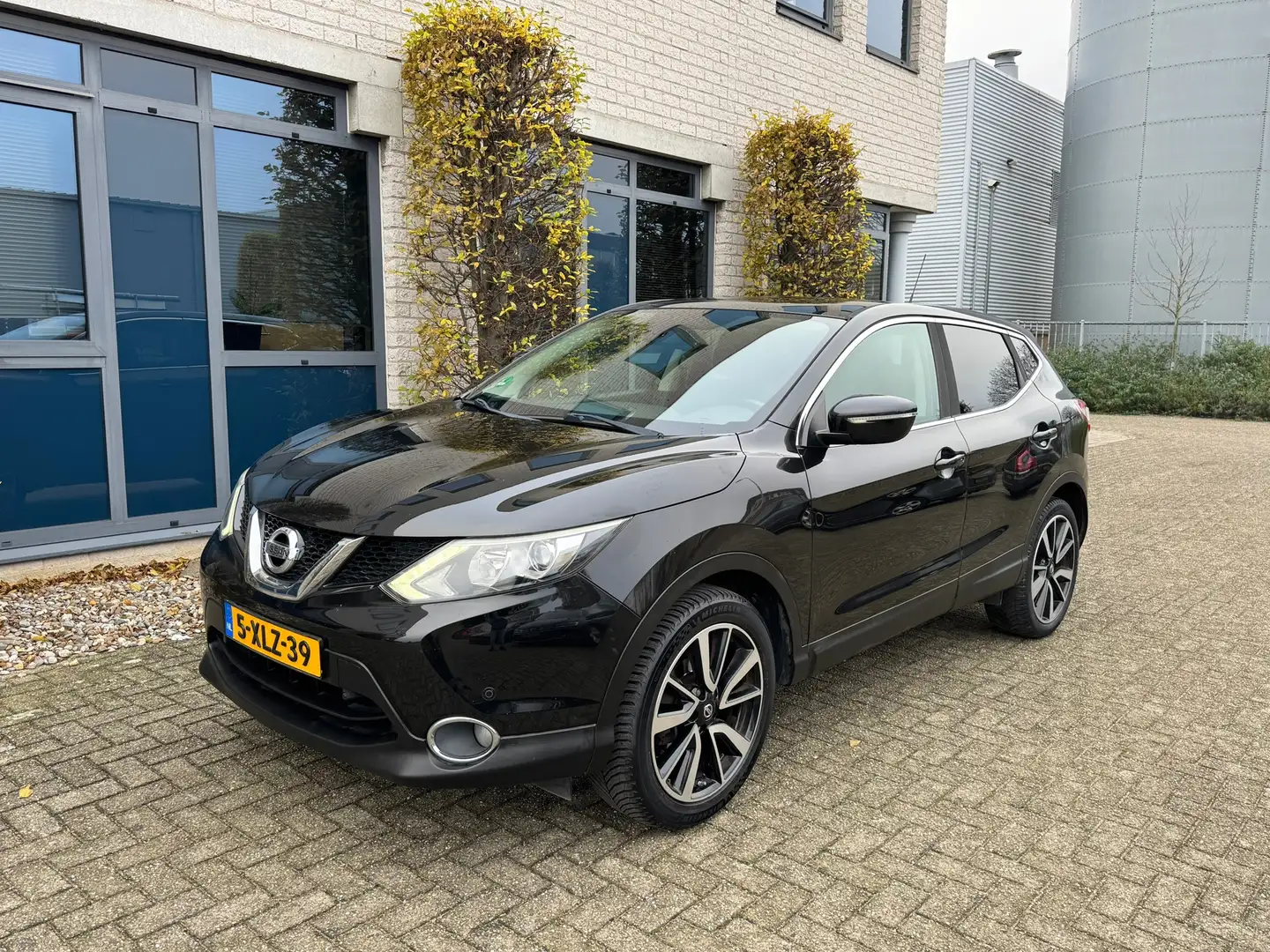 Nissan Qashqai 1.2 Premier Edition |Nieuwe APK | Zwart - 1