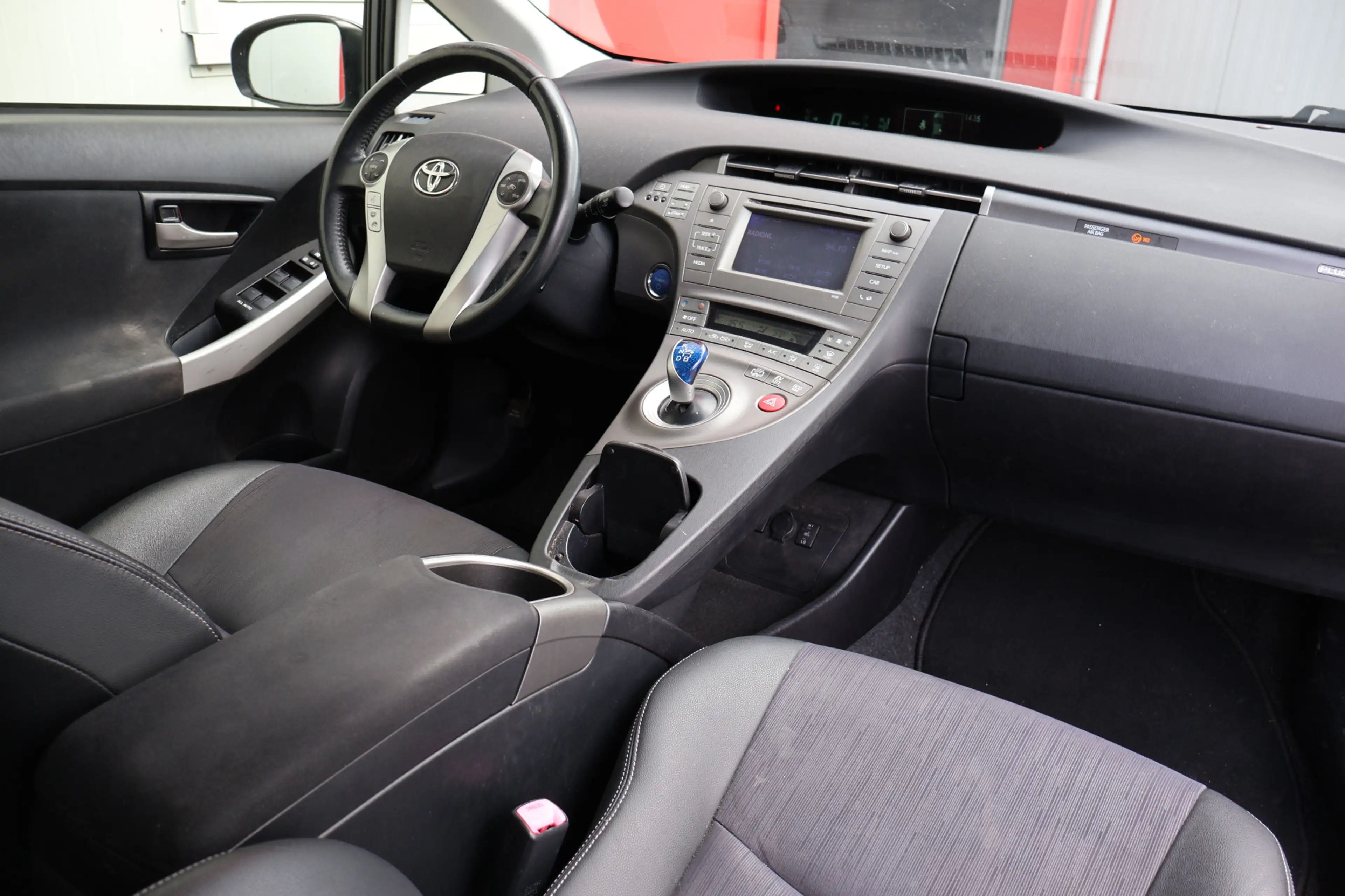 Toyota Prius 1.8 Plug-in Aspiration — photo 9