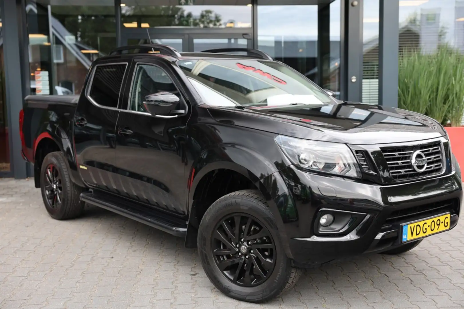 Nissan Navara 2.3 DCI DUBBEL CABINE N-GUARD A/T BE TREKKER 5 SIT Zwart - 1