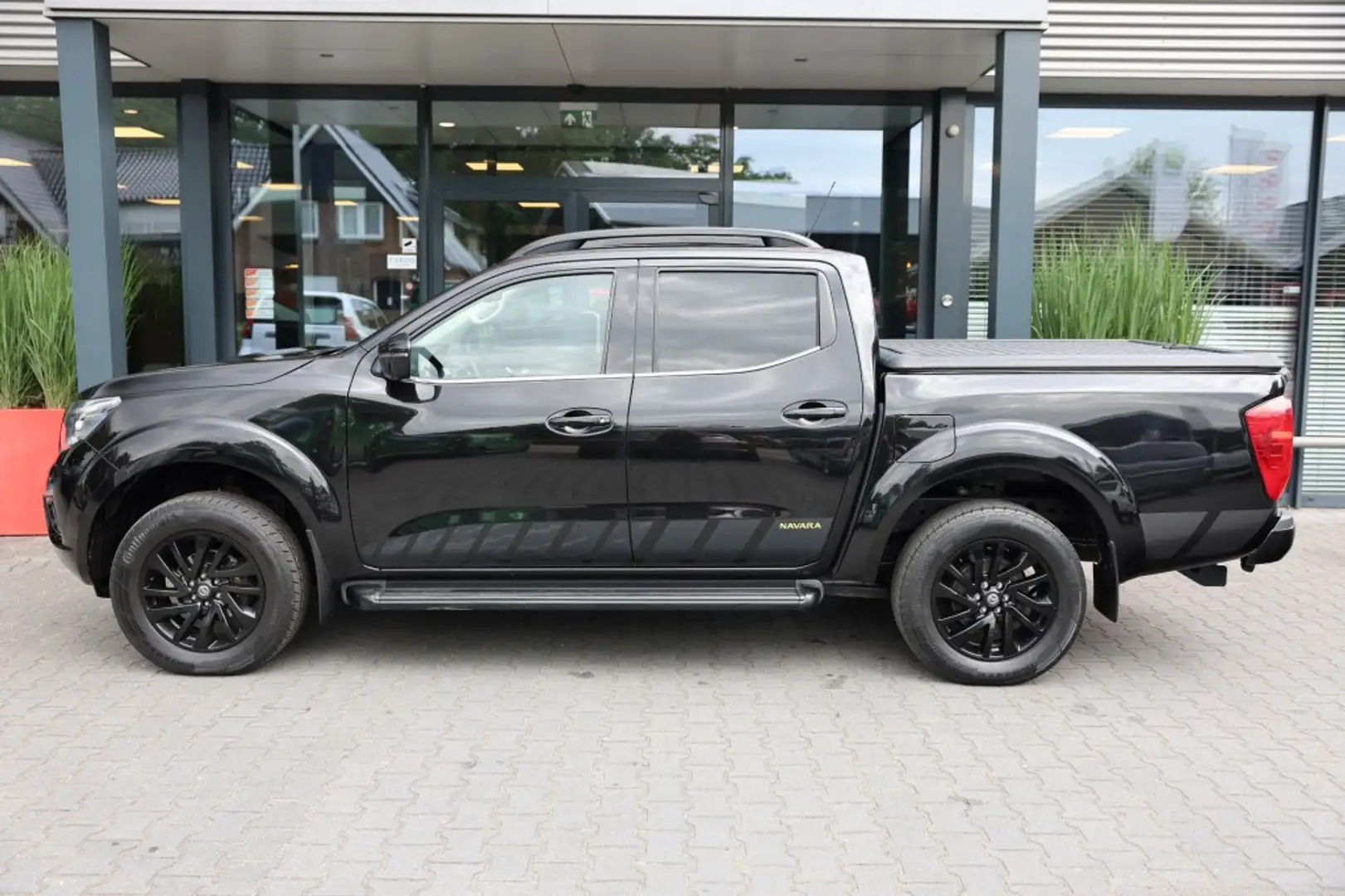 Nissan Navara 2.3 DCI DUBBEL CABINE N-GUARD A/T BE TREKKER 5 SIT Zwart - 2
