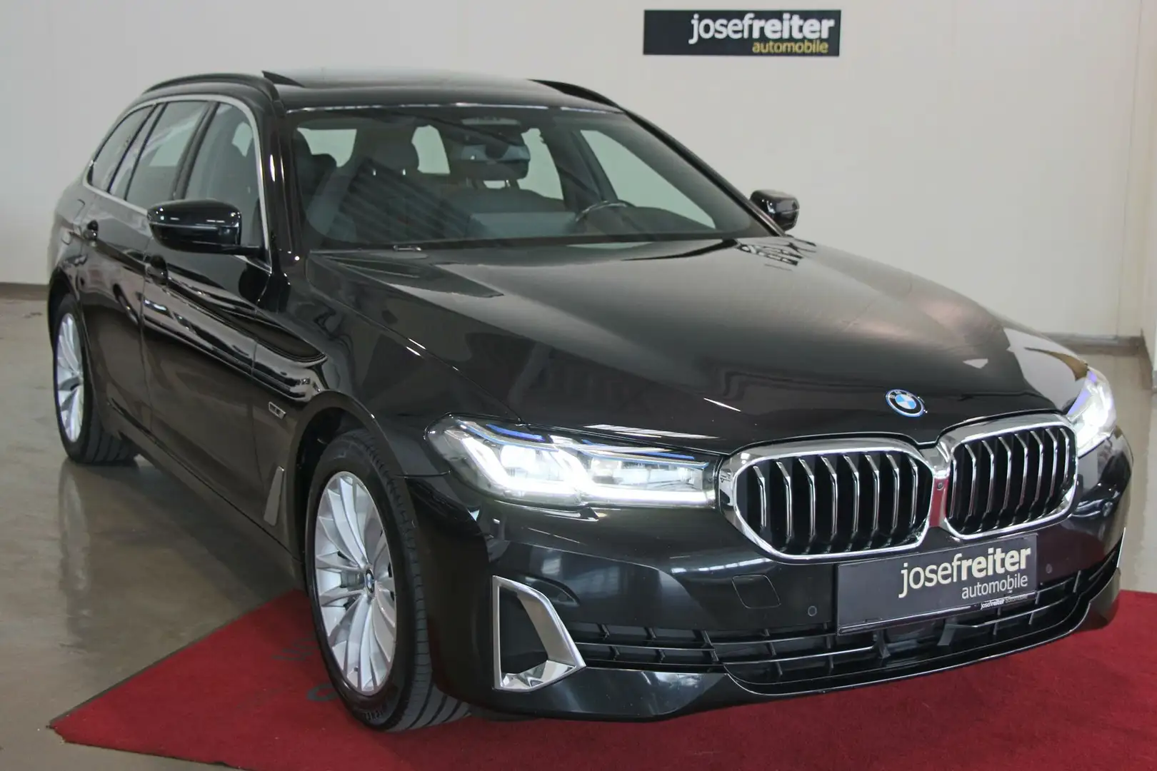 BMW 530 e xDrive Touring Luxury Line Facelift Schwarz - 1
