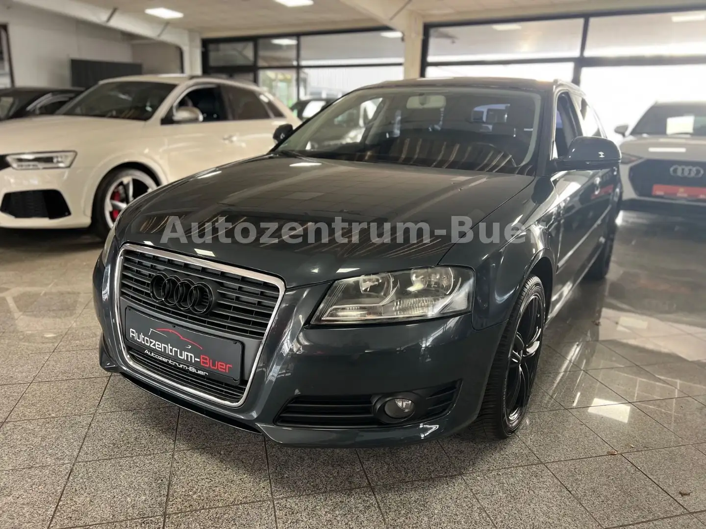 Audi A3 Sportback 1.6 Attraction Grau - 1