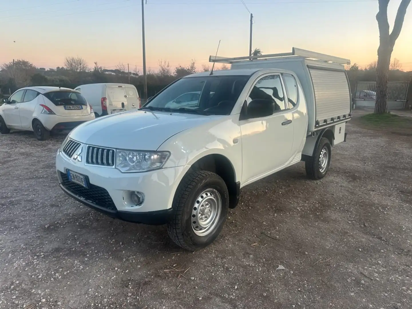 Mitsubishi L200 2.5 DI-D/136CV Club Cab Invite DPF White - 1