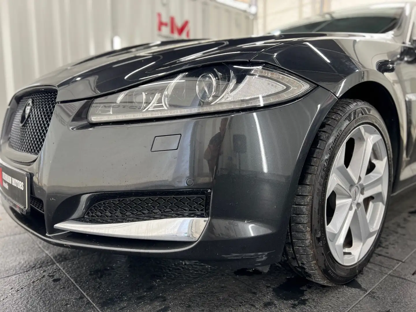 Jaguar XF Limousine 2.2D/ACC/Leder/Bluet./Navi/Einpark. Grau - 2