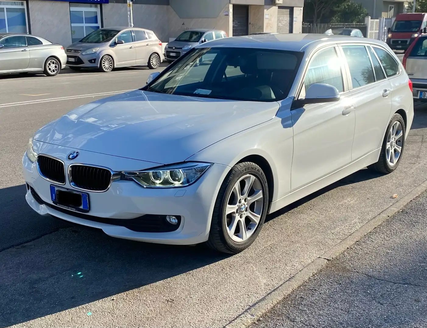 BMW 318 Serie 3 F31 2013 318d Touring Business automatic Blanc - 2