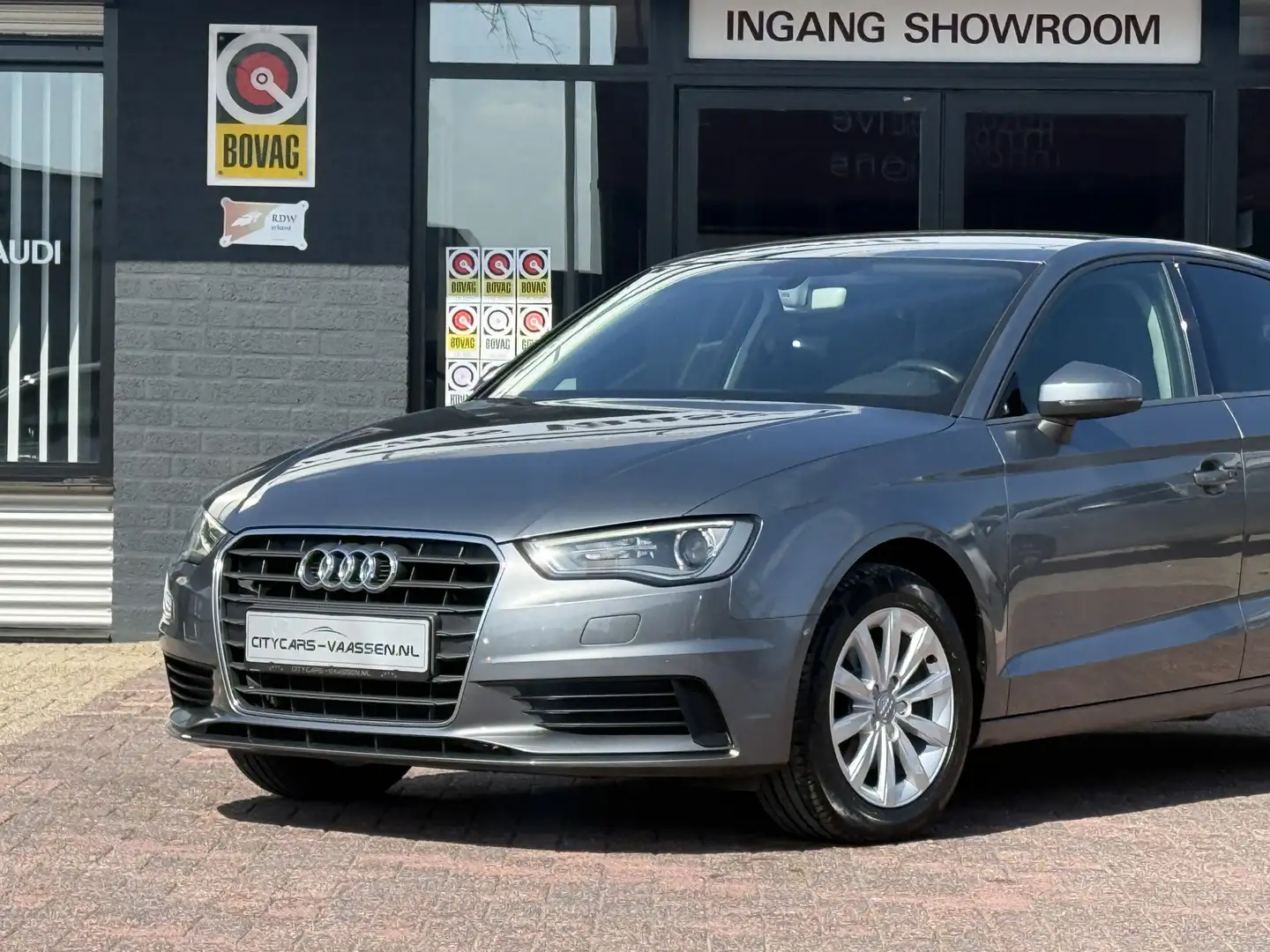 Audi A3 Limousine 1.6 TDI Attraction Pro Line Plus automaa Grijs - 2
