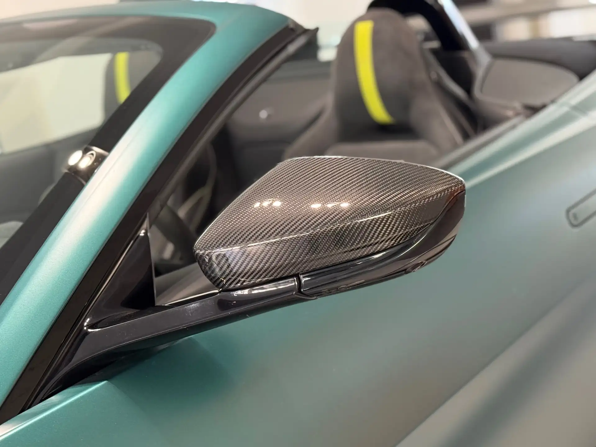 애스턴마틴 밴티지 2023 청록 사진 4
