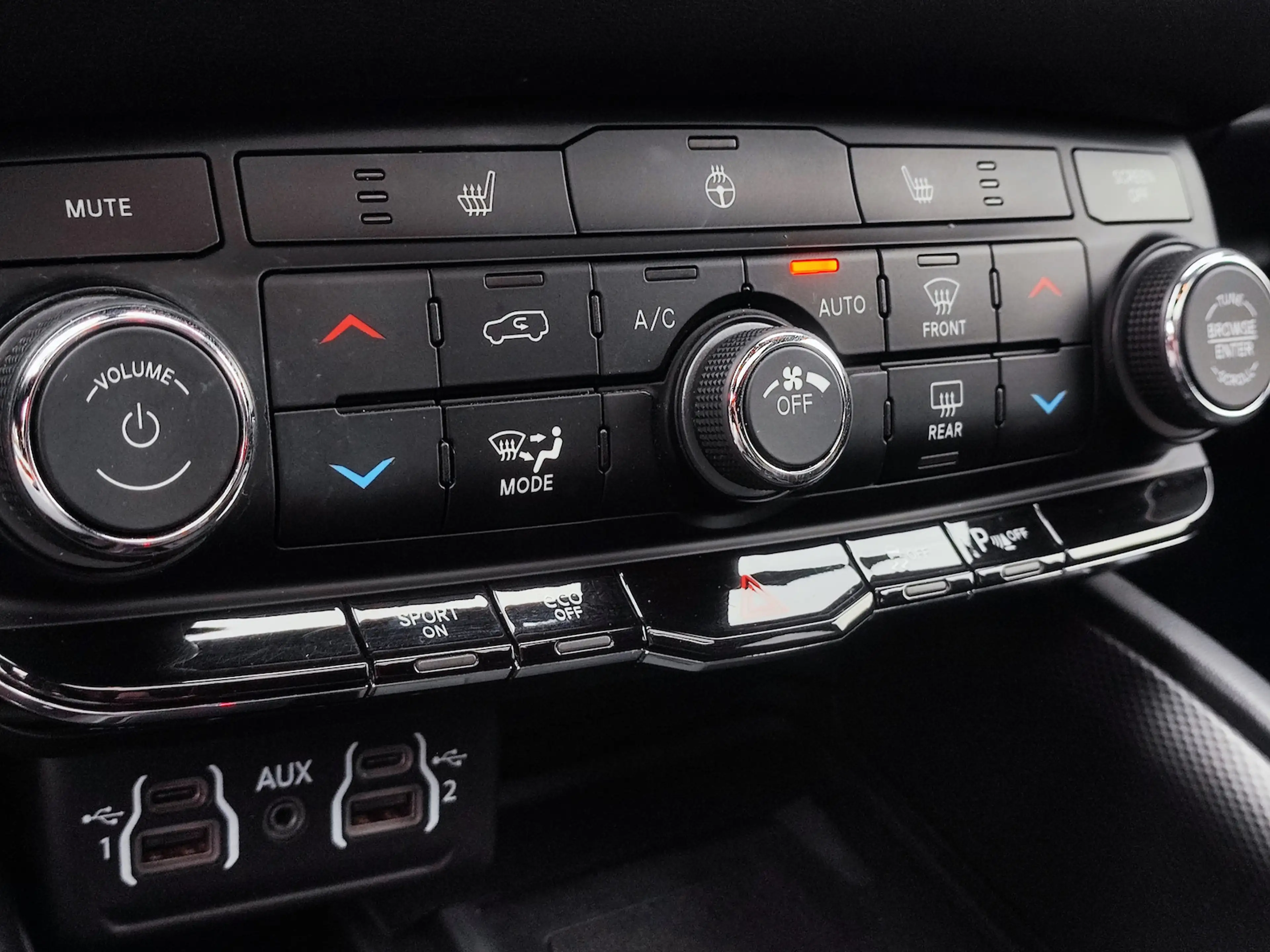 Dodge Durango R/T Blacktop 345 V8 HEMI 21er Facelift — photo 17