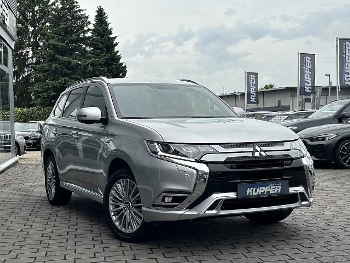 Mitsubishi Outlander PHEV Intro Edition 4WD Leder°el.Sitze Stříbrná - 2
