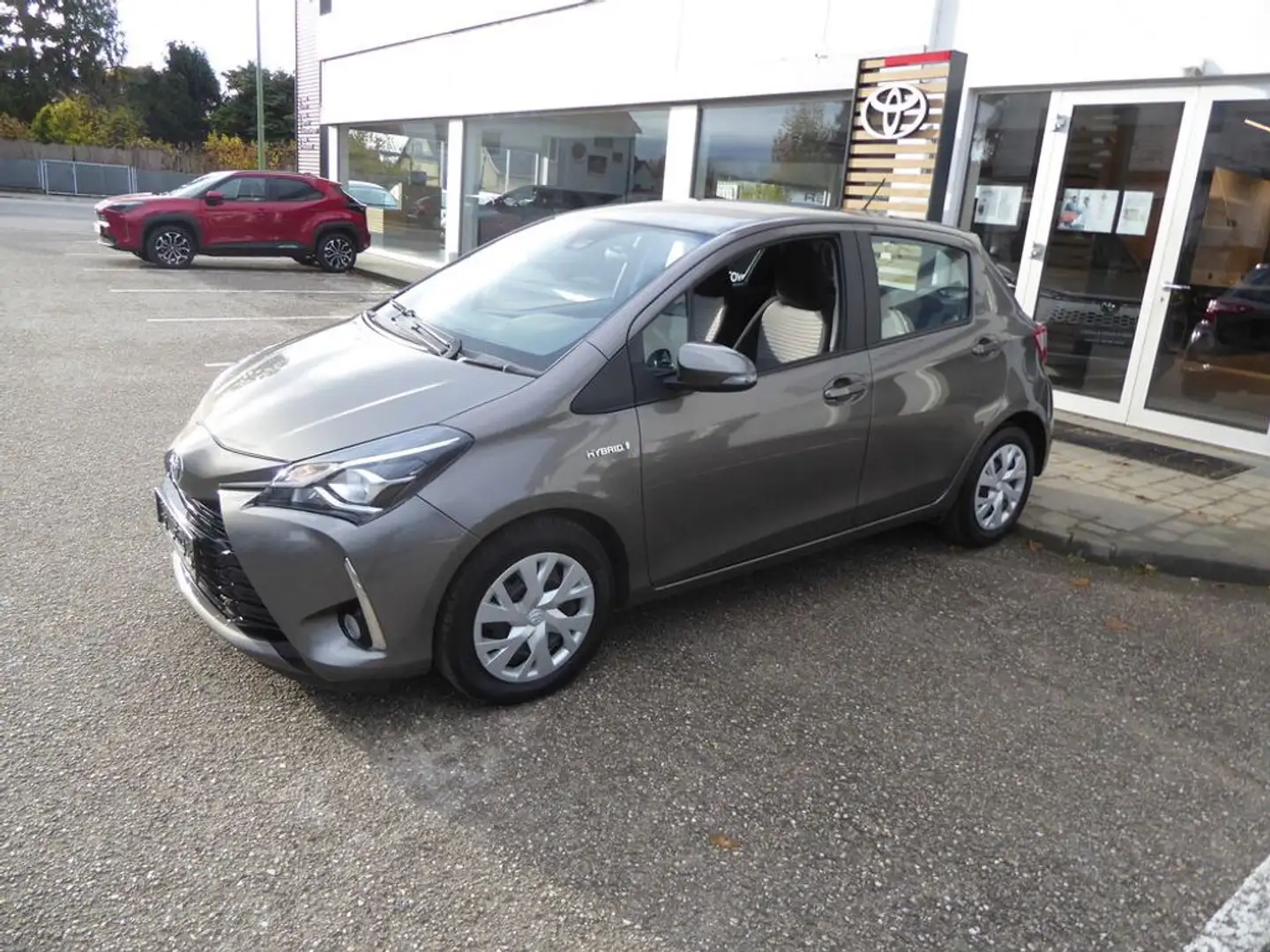 Toyota Yaris 1,5 VVT-i Hybrid Braun - 2