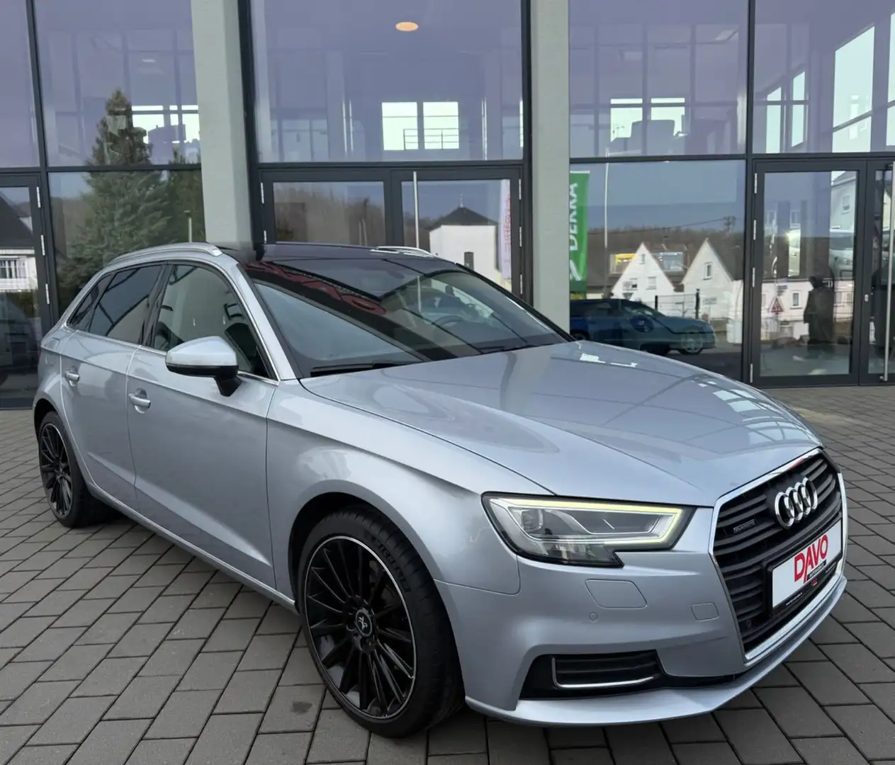 Audi A3 Sportback 2.0 TDI quattro design/Pano/LED/AHK Silber - 2