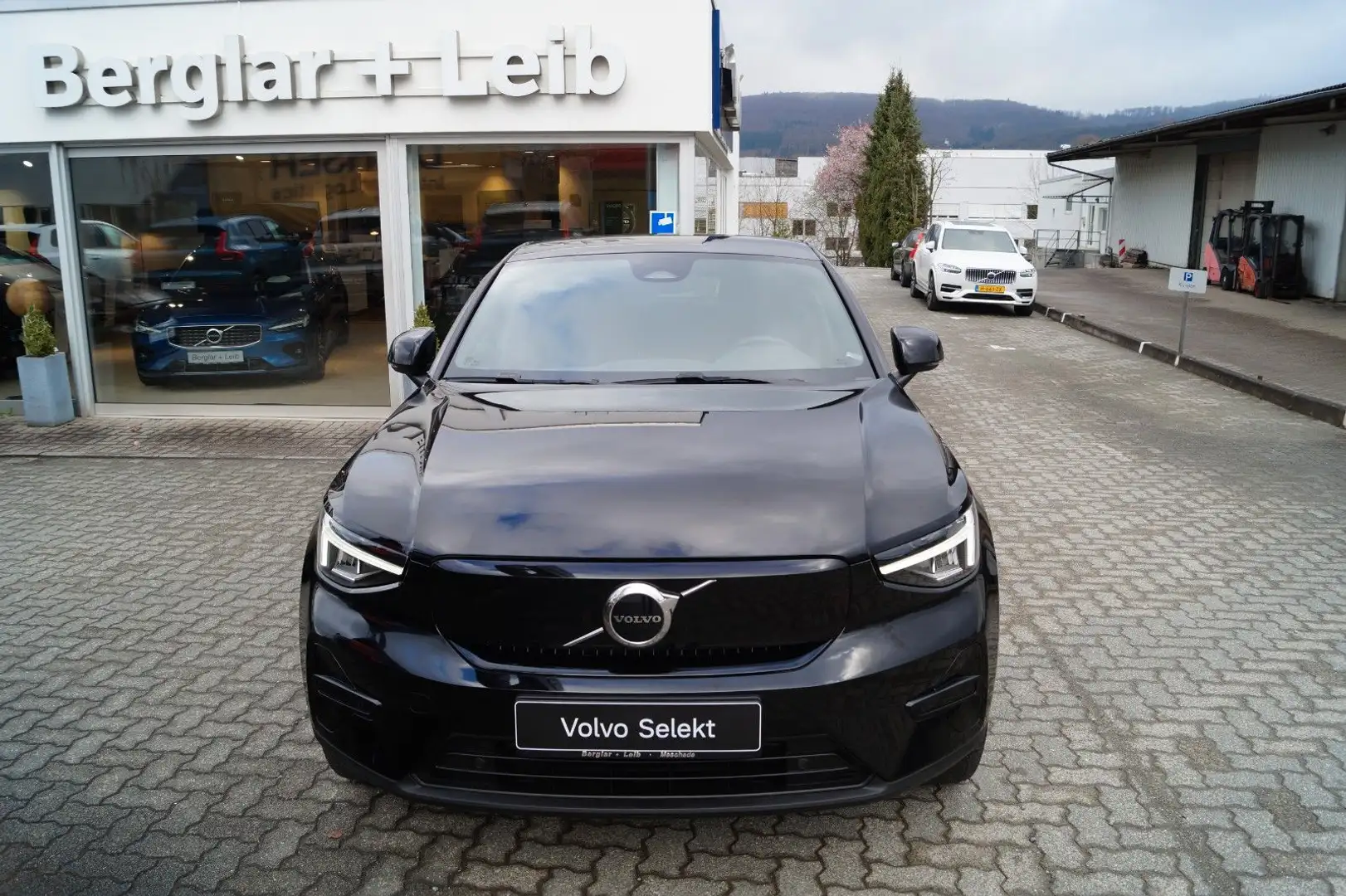 Volvo C40 Twin AWD 82kWh Plus Aut./AHK/Kamera/LED/19" Schwarz - 1