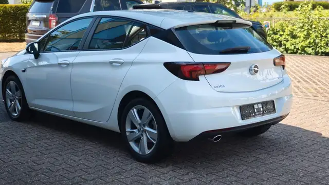 Opel Astra view 4