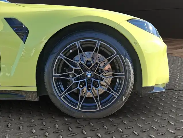 BMW M4 view 11