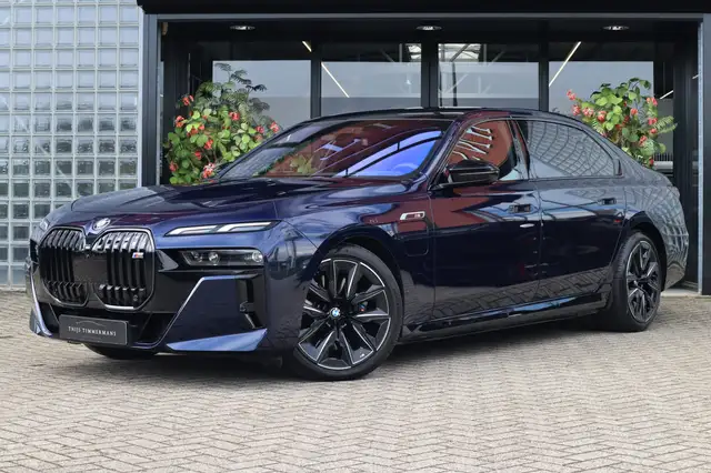 BMW 760 7-serie M760e xDrive | M Sportpakket Pro, Driving