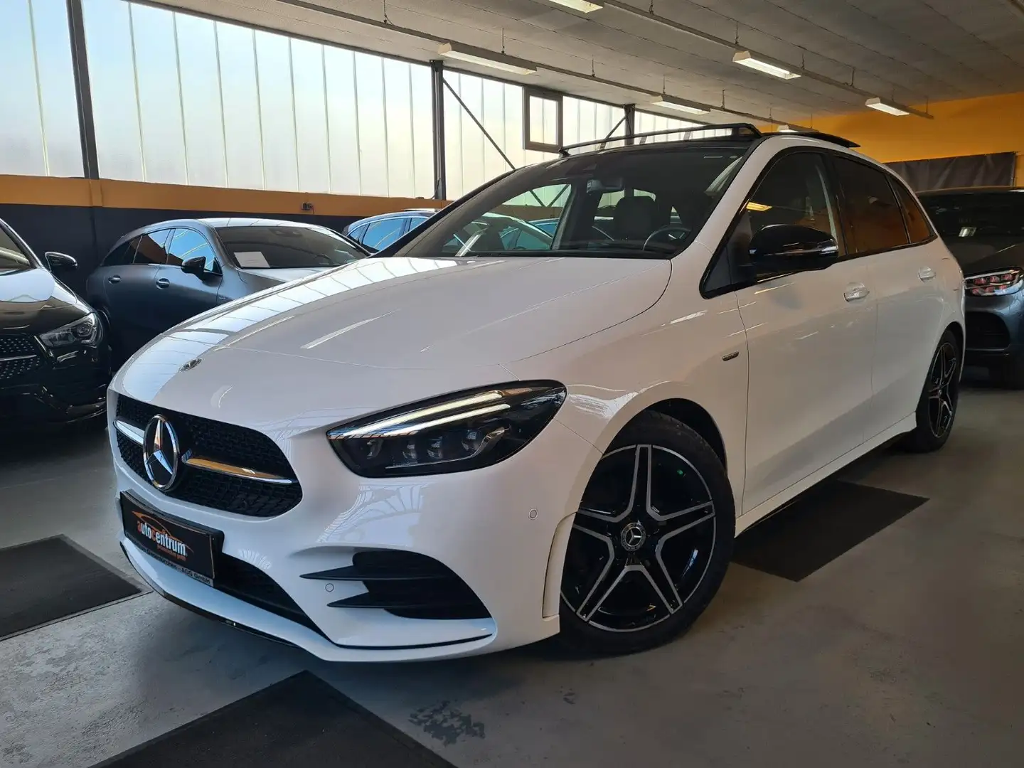 Mercedes-Benz B 180 AMG*Night*Pano*MBeam*MBUX+*Ambiente*RF-Kam Weiß - 1