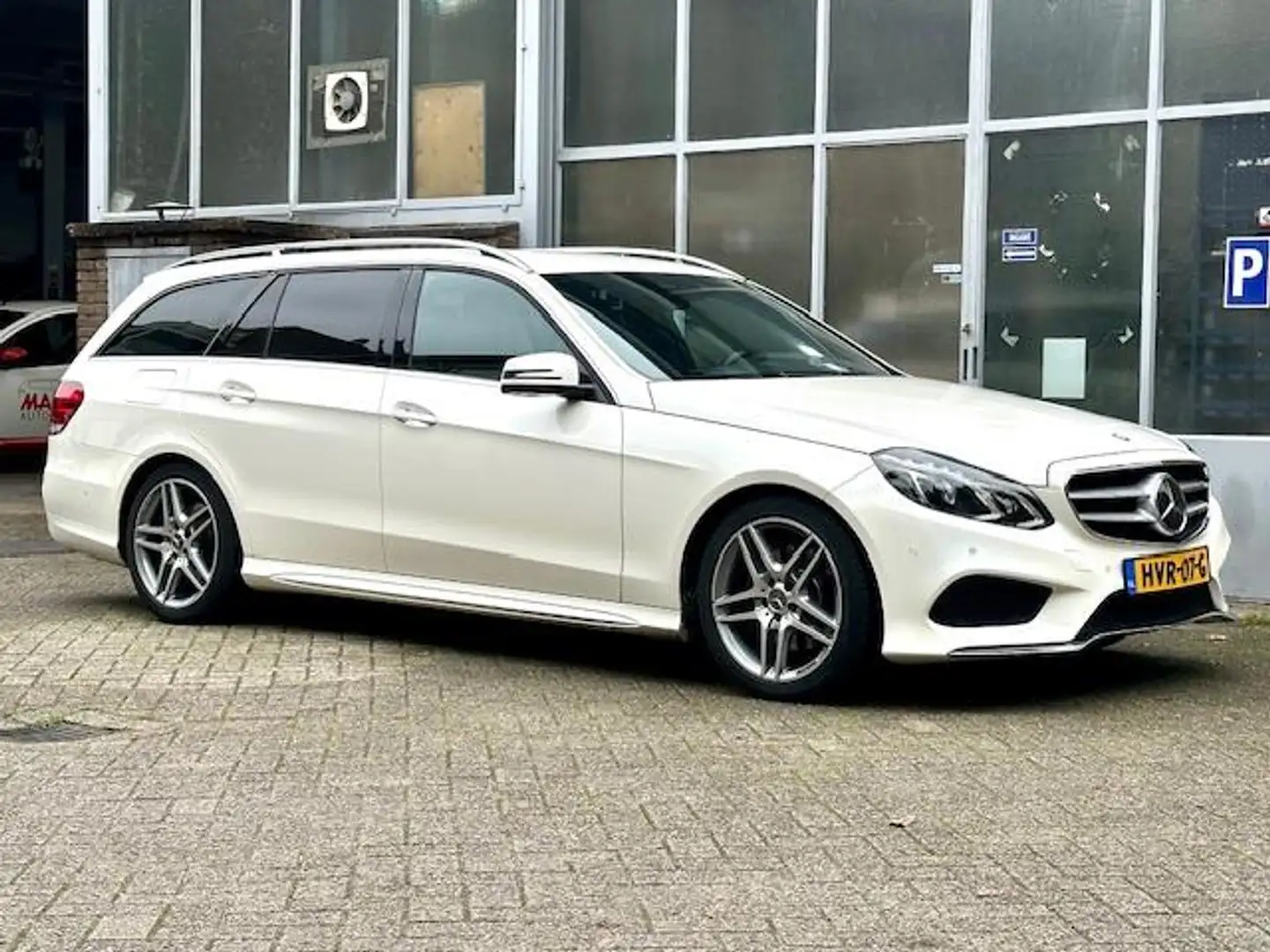 Mercedes-Benz E 300 Estate 4MATIC Prestige Avantgarde Wit - 2