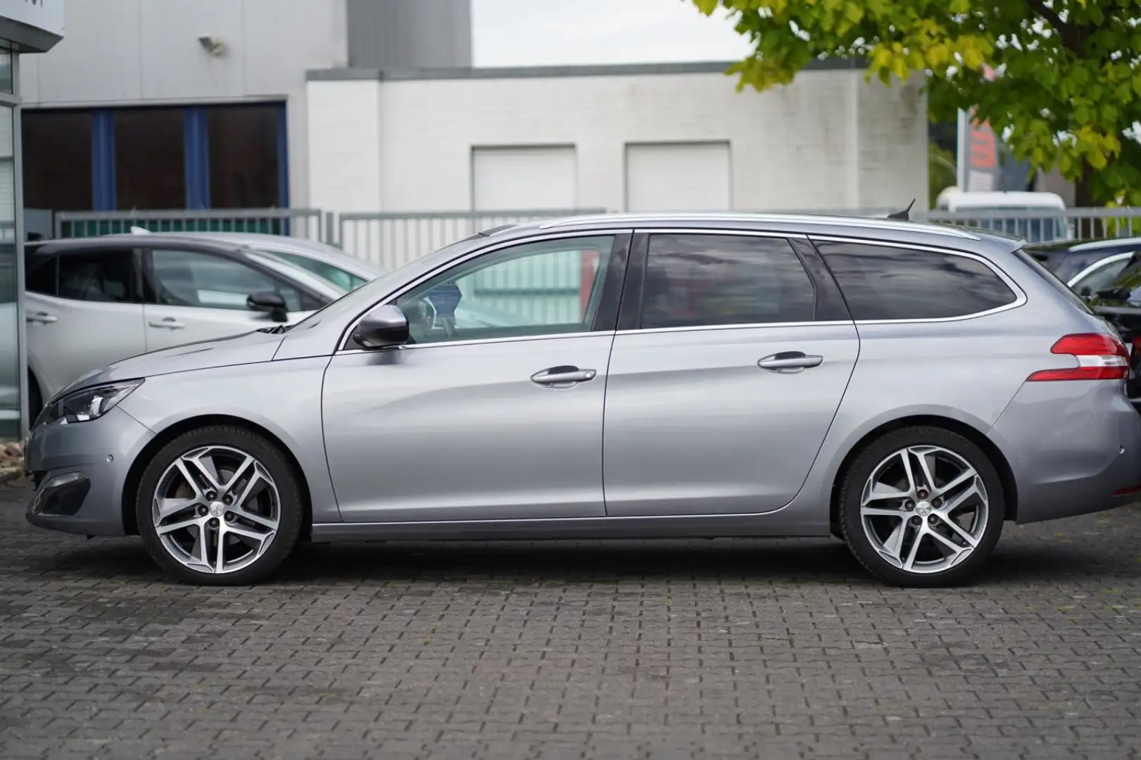 Peugeot 308 SW Allure Automatik Navi Panorama KeylessGo Grau - 2