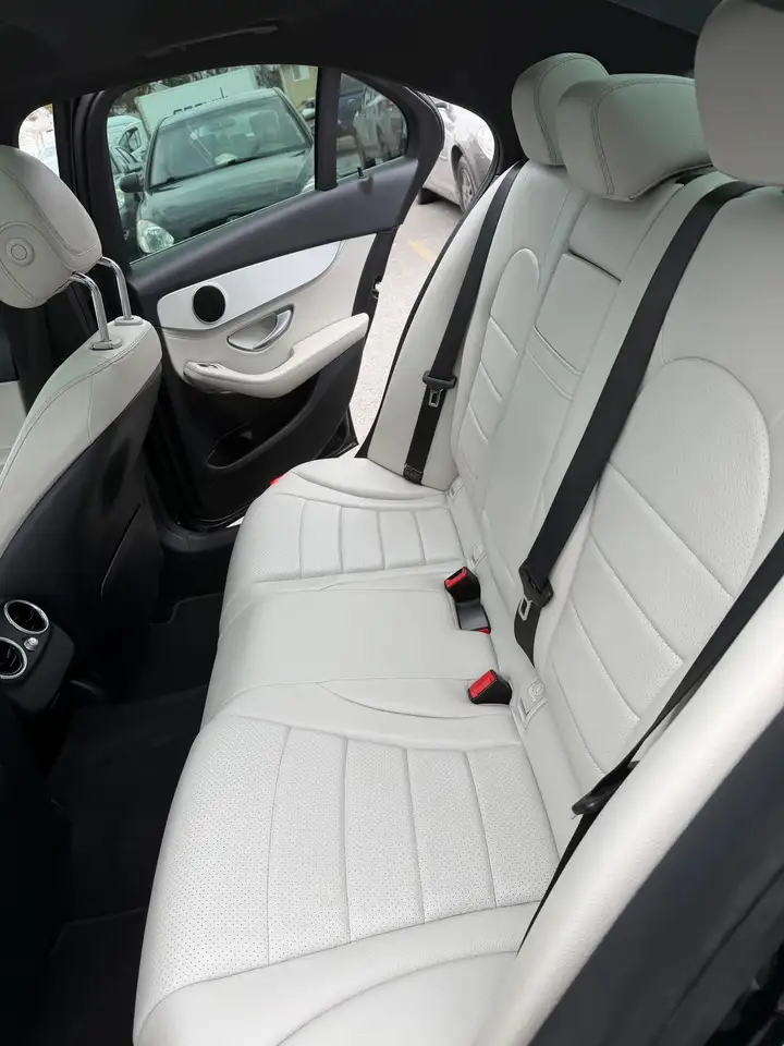 Mercedes-Benz C-Class снимка Mercedes-Benz C-Class