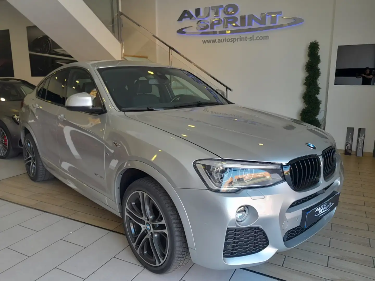 BMW X4 xDrive 35dA Stříbrná - 1