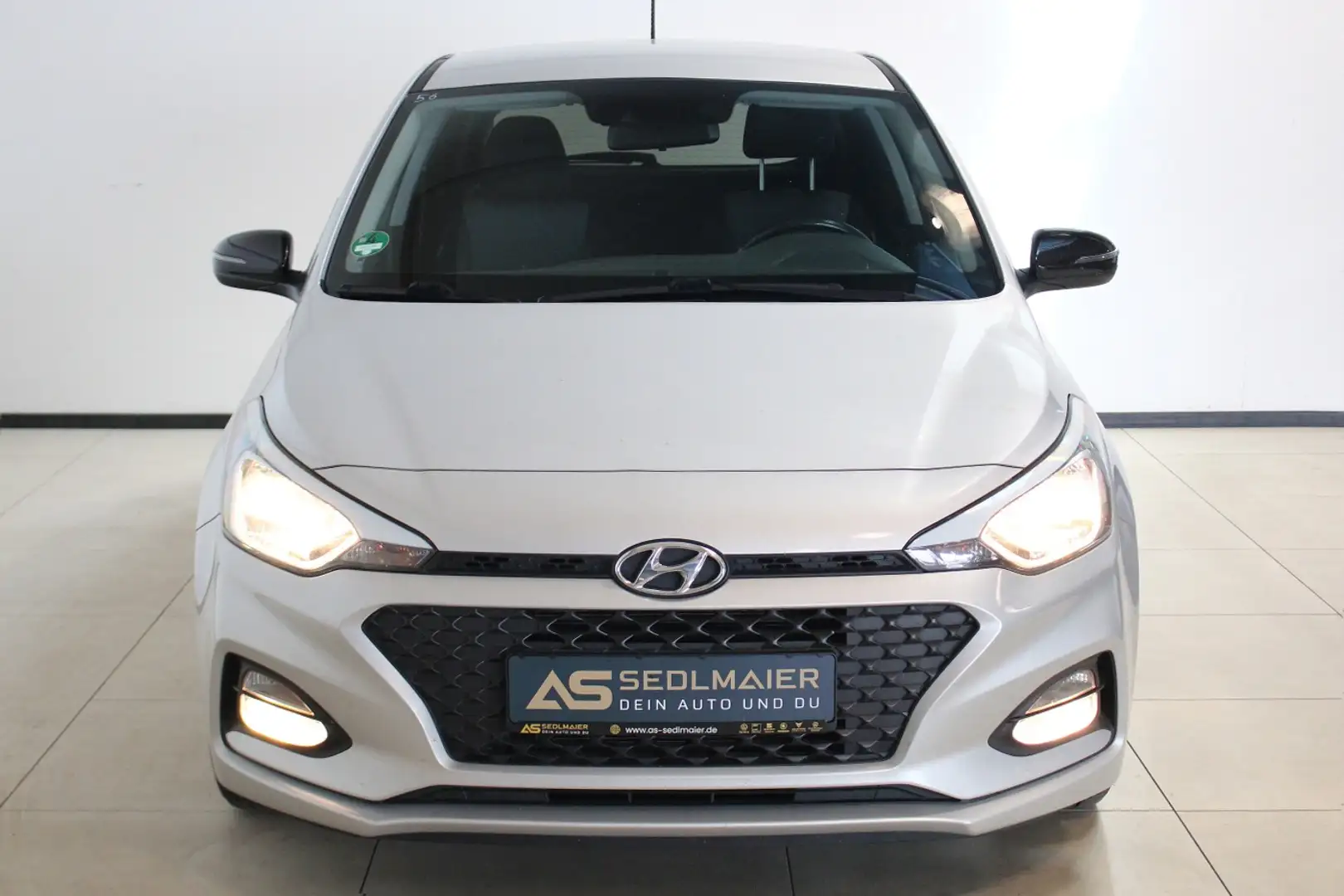 Hyundai i20 1.2 YES! RCam|Tempom|SHZ+LenkHz|CarPlay|DAB Silber - 2