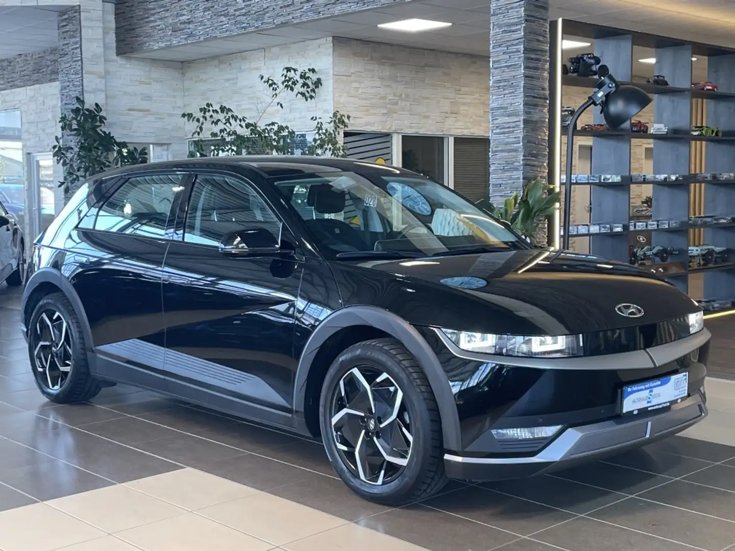 Hyundai IONIQ 5 Dynamiq LED NSCC Navi R.Cam PDC SHZ DAB+ Schwarz - 1