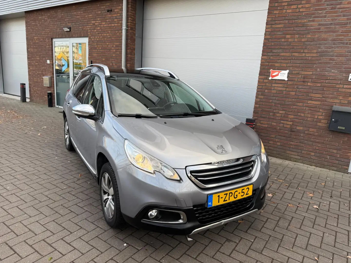 Peugeot 2008 1.2 PureTech Allure|PANO|NAVI|NIEUWE APK|AUTOMAAT Gris - 2