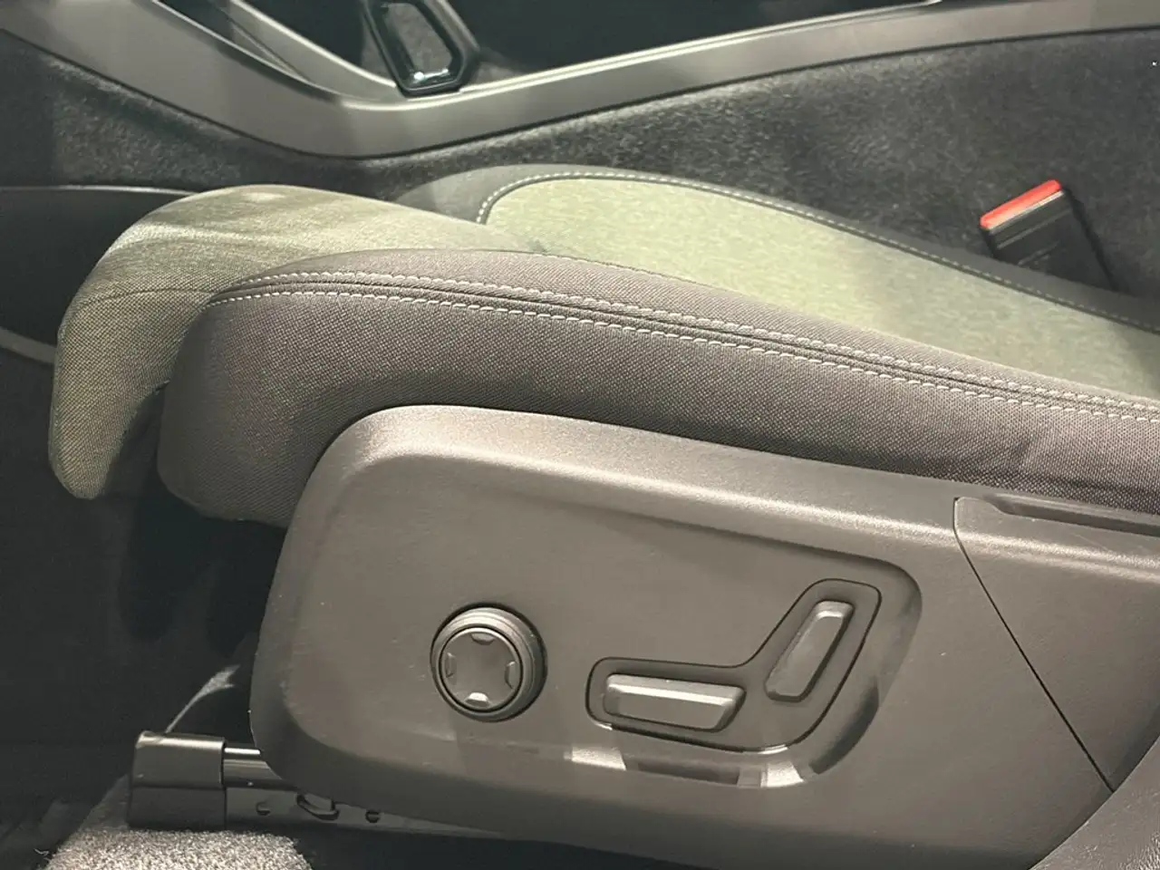 Volvo XC40 B3 Mild Hybride Dark Plus 6