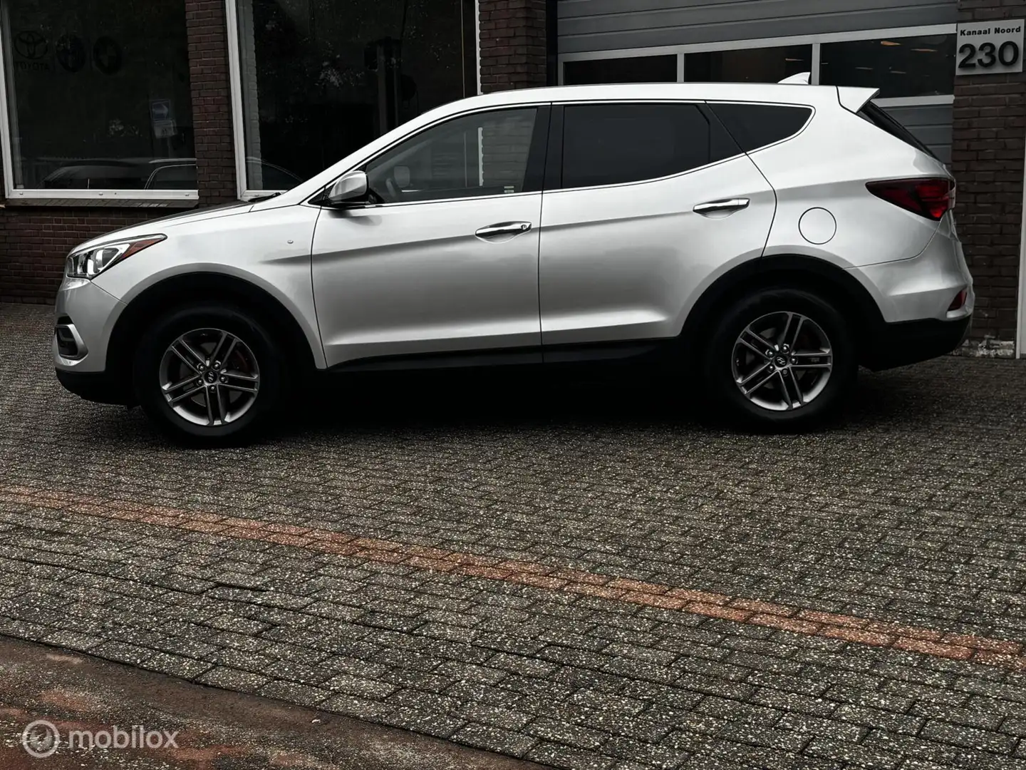 Hyundai SANTA FE 2.4 GDI AUT CAMERA/AIRCO/CRUISE/BLUETOOTH Grijs - 2