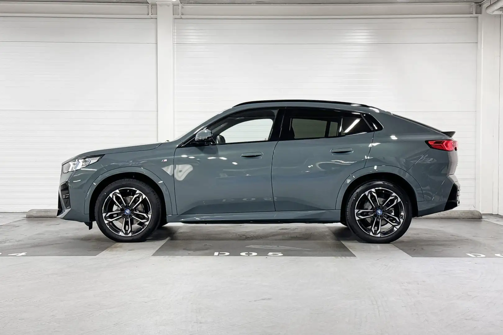 BMW iX2 eDrive20 | M-Sport | Innovation Pack | Harman/Kard Verde - 2