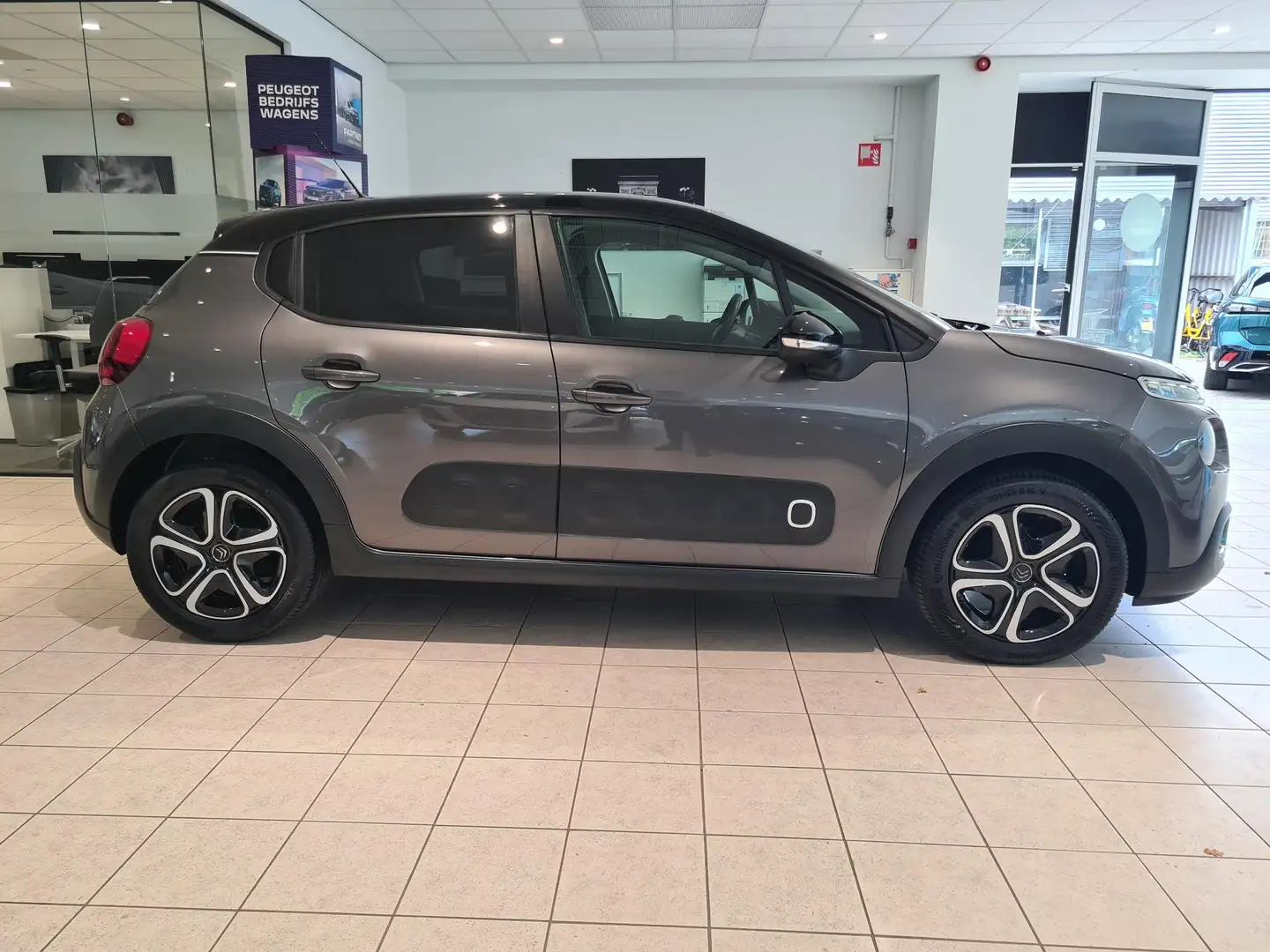 Citroen C3 1.2 82 pk Feel Edition | 1ste eigenaar | Trekhaak Grijs - 2