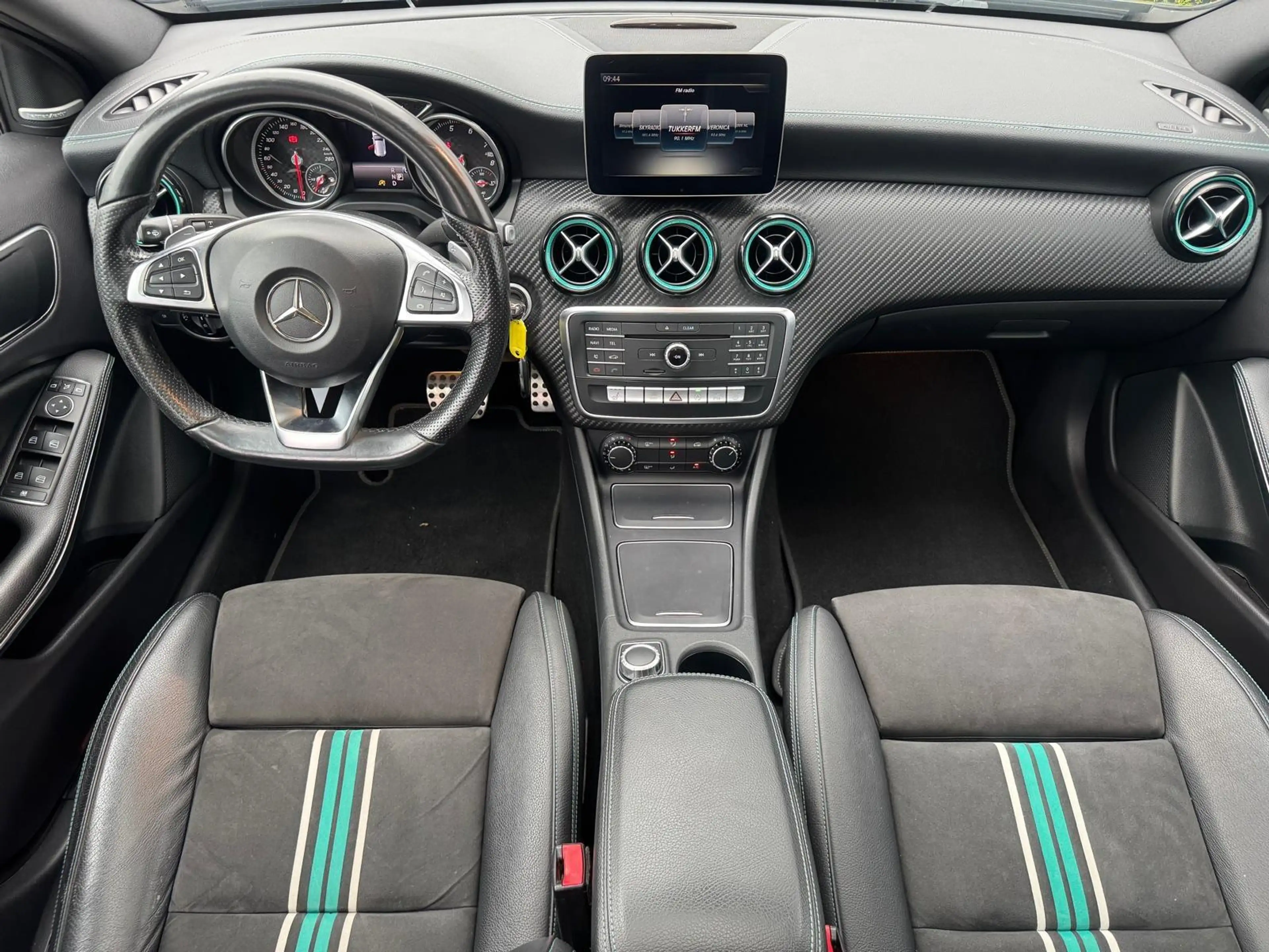 Mercedes-Benz A 220 4MATIC Motorsport Edition AMG PANORAMADAK — photo 6