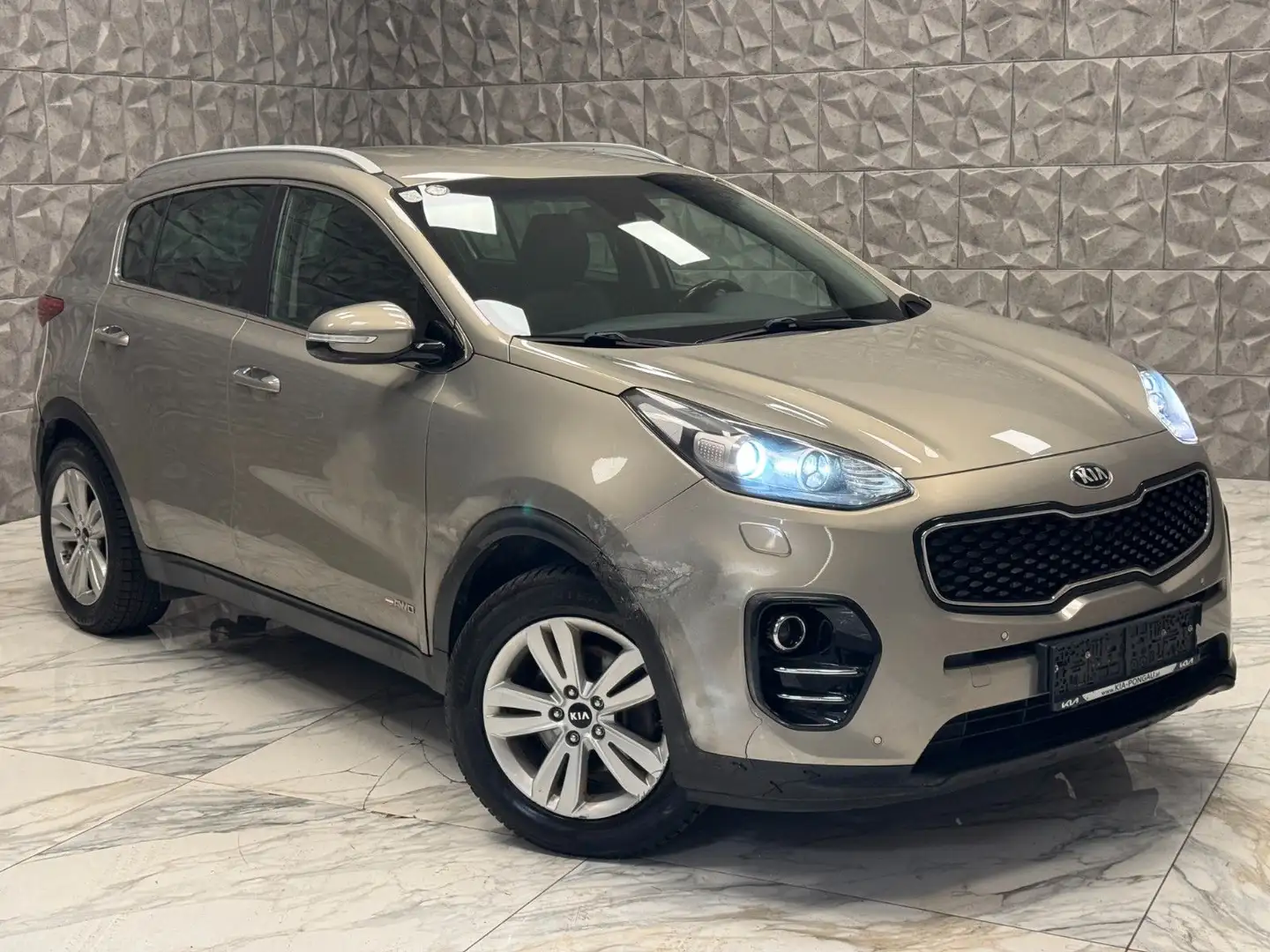 Kia Sportage 2,0 CRDI AWD Gold Aut.*Voll Fahrbereit* Grau - 1