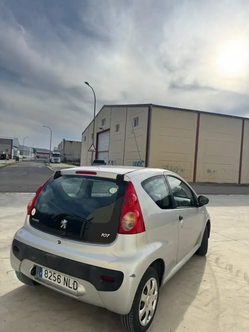 Peugeot 107 1.0i Urban Gris - 2